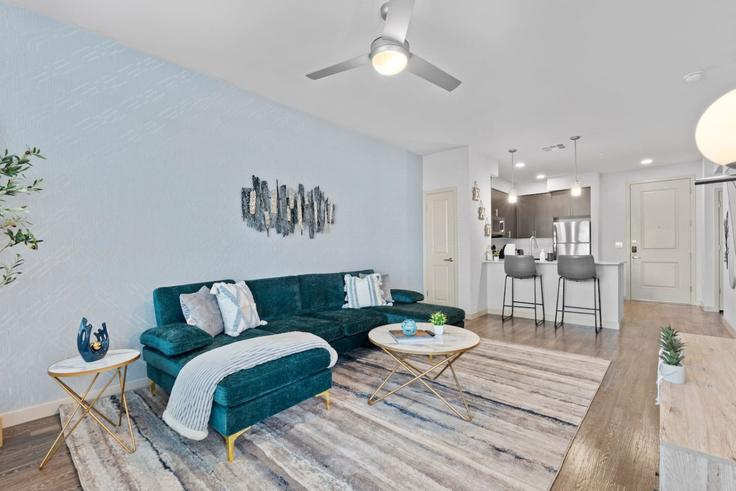 Building West Broadway Road - house-of-living21 - 1366960 adresindeki bir dairede modern mobilyalarla zarif bir şekilde tasarlanmış oturma odası Tempe, Tempe Building West Broadway Road - house-of-living21 - 1366960 adresindeki bir dairede modern mobilyalarla zarif bir şekilde tasarlanmış oturma odası Tempe, Tempe