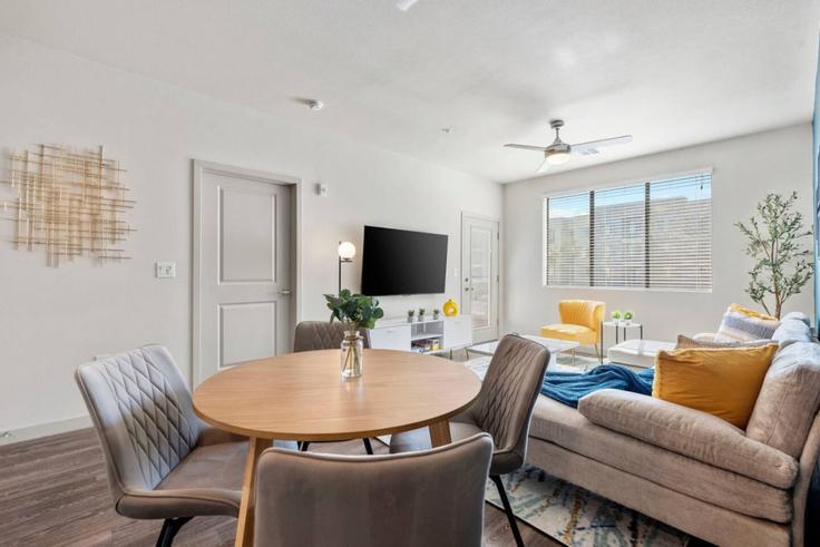 Tempe, Tempe 소재 Building West Broadway Road - house-of-living21 - 1366961 유닛에 마련된, 현대적인 가구로 꾸며진 우아한 디자인의 거실 Tempe, Tempe 소재 Building West Broadway Road - house-of-living21 - 1366961 유닛에 마련된, 현대적인 가구로 꾸며진 우아한 디자인의 거실