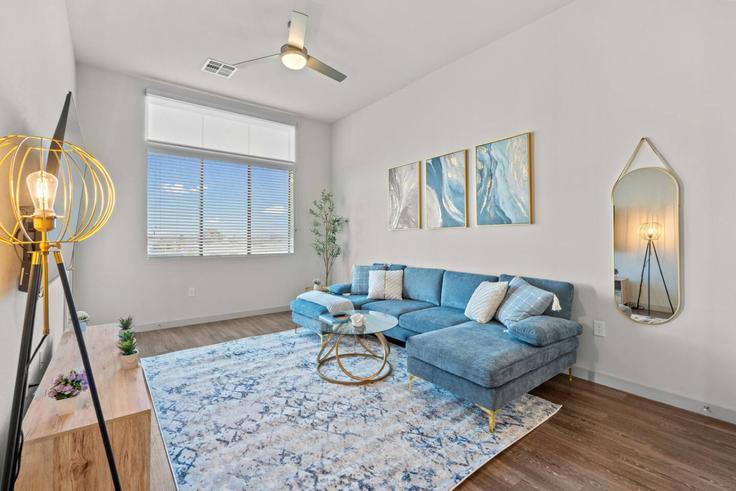 Sala de estar elegantemente projetada com móveis modernos em um apartamento no Building West Broadway Road - house-of-living21 - 1366963 em Tempe, Tempe Sala de estar elegantemente projetada com móveis modernos em um apartamento no Building West Broadway Road - house-of-living21 - 1366963 em Tempe, Tempe