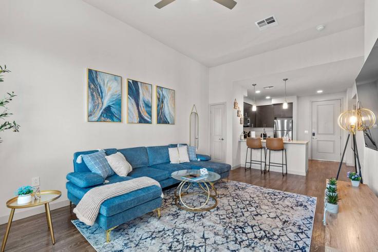 Elegant gestaltetes Wohnzimmer mit moderner Einrichtung in einer Wohnung im Building West Broadway Road - house-of-living21 - 1366963 in Tempe, Tempe Elegant gestaltetes Wohnzimmer mit moderner Einrichtung in einer Wohnung im Building West Broadway Road - house-of-living21 - 1366963 in Tempe, Tempe