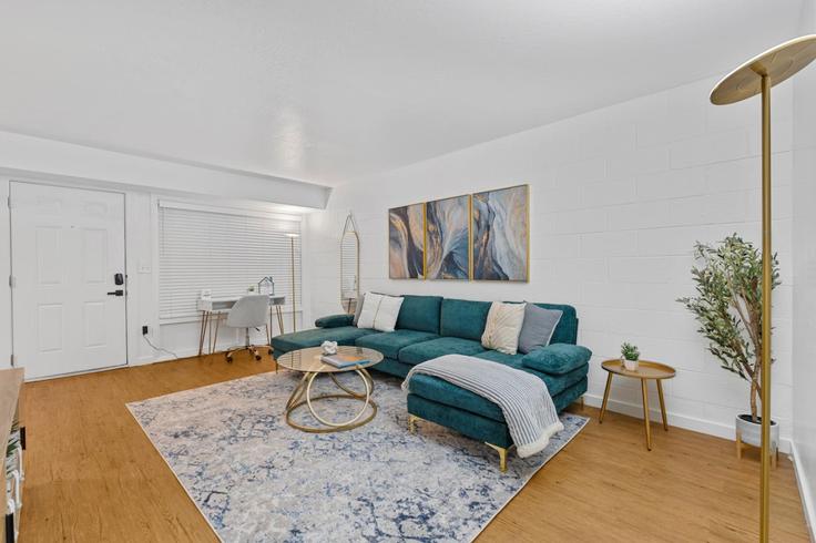 Elegante sala de estar con mobiliario moderno en un apartamento en Building East Broadway Road - house-of-living21 - 1366964 en Tempe, Tempe Elegante sala de estar con mobiliario moderno en un apartamento en Building East Broadway Road - house-of-living21 - 1366964 en Tempe, Tempe