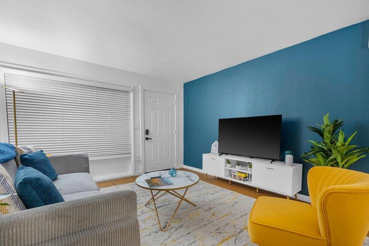 Elegant gestaltetes Wohnzimmer mit moderner Einrichtung in einer Wohnung im Building East Broadway Road - house-of-living21 - 1366965 in Tempe, Tempe Elegant gestaltetes Wohnzimmer mit moderner Einrichtung in einer Wohnung im Building East Broadway Road - house-of-living21 - 1366965 in Tempe, Tempe