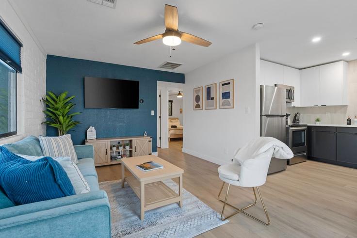 Phoenix PhoenixのBuilding North 13th Place - house-of-living21 - 1366968のアパートメントにある、モダンな家具を備えたエレガントなデザインのリビングルーム Phoenix PhoenixのBuilding North 13th Place - house-of-living21 - 1366968のアパートメントにある、モダンな家具を備えたエレガントなデザインのリビングルーム