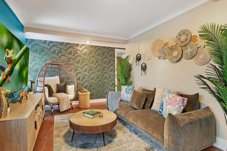 Sala de estar elegantemente projetada com móveis modernos em um apartamento no Building North Ozark Avenue - house-of-living21 - 1366969 em Chicago, Chicago Sala de estar elegantemente projetada com móveis modernos em um apartamento no Building North Ozark Avenue - house-of-living21 - 1366969 em Chicago, Chicago