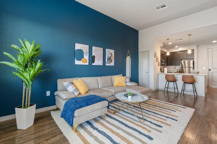 Elegante sala de estar con mobiliario moderno en un apartamento en Building West Broadway Road - house-of-living21 - 1366975 en Tempe, Tempe Elegante sala de estar con mobiliario moderno en un apartamento en Building West Broadway Road - house-of-living21 - 1366975 en Tempe, Tempe