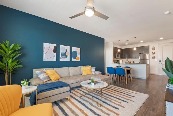 Tempe TempeのBuilding West Broadway Road - house-of-living21 - 1366976のアパートメントにある、モダンな家具を備えたエレガントなデザインのリビングルーム Tempe TempeのBuilding West Broadway Road - house-of-living21 - 1366976のアパートメントにある、モダンな家具を備えたエレガントなデザインのリビングルーム