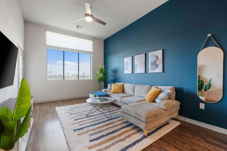Building West Broadway Road - house-of-living21 - 1366978 adresindeki bir dairede modern mobilyalarla zarif bir şekilde tasarlanmış oturma odası Tempe, Tempe
