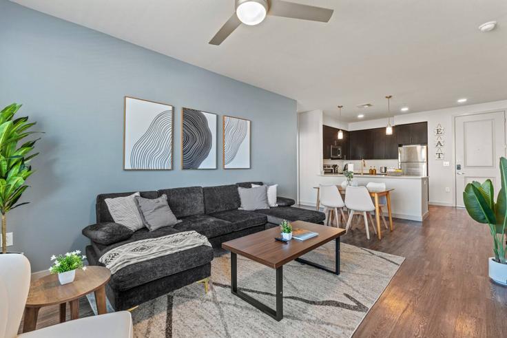 Salle de séjour élégante avec mobilier moderne dans un appartement à Building West Broadway Road - house-of-living21 - 1366979 à Tempe, Tempe