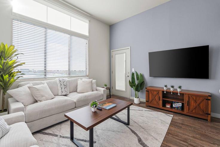 Elegant gestaltetes Wohnzimmer mit moderner Einrichtung in einer Wohnung im Building West Broadway Road - house-of-living21 - 1366980 in Tempe, Tempe Elegant gestaltetes Wohnzimmer mit moderner Einrichtung in einer Wohnung im Building West Broadway Road - house-of-living21 - 1366980 in Tempe, Tempe