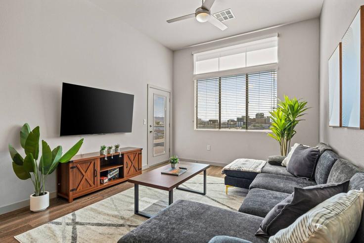 Elegante sala de estar con mobiliario moderno en un apartamento en Building West Broadway Road - house-of-living21 - 1366982 en Tempe, Tempe Elegante sala de estar con mobiliario moderno en un apartamento en Building West Broadway Road - house-of-living21 - 1366982 en Tempe, Tempe