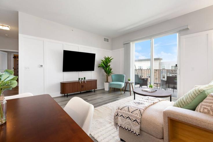 Salle de séjour élégante avec mobilier moderne dans un appartement à Building Ferry Road - house-of-living21 - 1366985 à Warrenville, Warrenville