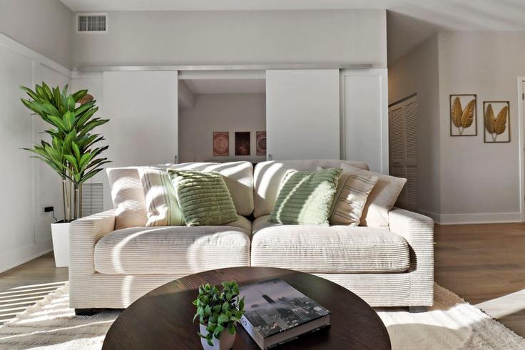 Salle de séjour élégante avec mobilier moderne dans un appartement à Building Ferry Road - house-of-living21 - 1366990 à Warrenville, Warrenville