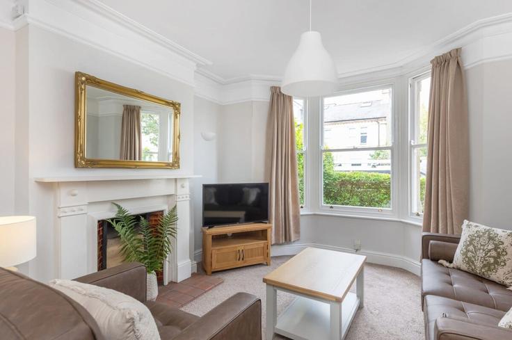 Sala de estar elegantemente projetada com móveis modernos em um apartamento no Building Montague Road - house-of-luchini - 1384069 em Cambridge, Cambridge Sala de estar elegantemente projetada com móveis modernos em um apartamento no Building Montague Road - house-of-luchini - 1384069 em Cambridge, Cambridge