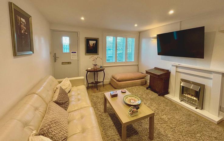 Building Regent Terrace - house-of-luchini - 1384064 adresindeki bir dairede modern mobilyalarla zarif bir şekilde tasarlanmış oturma odası Cambridge, Cambridge