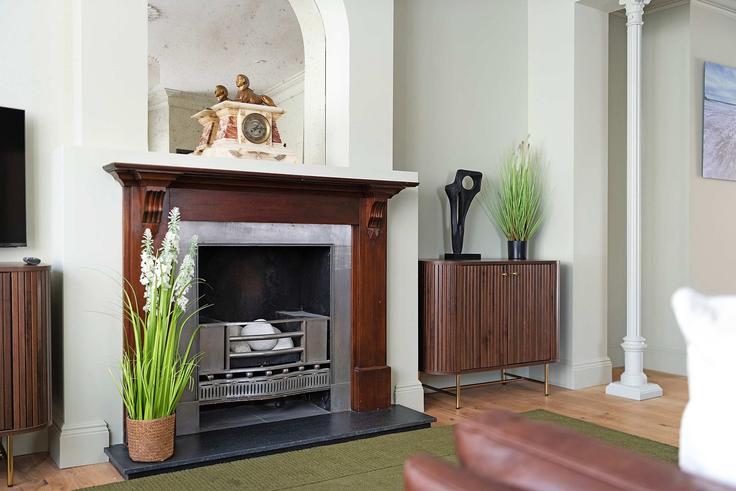 Sala de estar elegantemente projetada com móveis modernos em um apartamento no Building Victoria Road - house-of-luchini - 1597010 em Cambridge, Cambridge