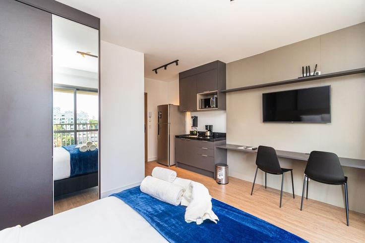 Building Rua Força Pública - housi-servicos-digitais-sa - 1604605 adresindeki bir dairede modern mobilyalarla zarif bir şekilde tasarlanmış oturma odası Vila Almeida, Guarulhos