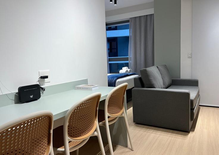 Elegant gestaltetes Wohnzimmer mit moderner Einrichtung in einer Wohnung im Building Rua Jorge Rizzo - housi-servicos-digitais-sa - 1604594 in Pinheiros, São Paulo Elegant gestaltetes Wohnzimmer mit moderner Einrichtung in einer Wohnung im Building Rua Jorge Rizzo - housi-servicos-digitais-sa - 1604594 in Pinheiros, São Paulo