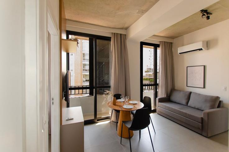 São Paulo Cerqueira CésarのBuilding Alameda Itu - housi-servicos-digitais-sa - 1604615のアパートメントにある、モダンな家具を備えたエレガントなデザインのリビングルーム
