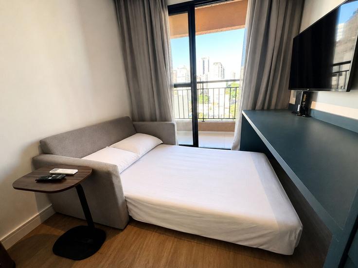 São Paulo PerdizesのBuilding Rua Turiassu - housi-servicos-digitais-sa - 1604667のアパートメントにある、モダンな家具を備えたエレガントなデザインのリビングルーム