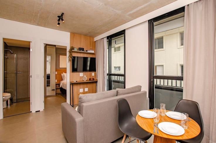 São Paulo Cerqueira CésarのBuilding Alameda Itu - housi-servicos-digitais-sa - 1604685のアパートメントにある、モダンな家具を備えたエレガントなデザインのリビングルーム