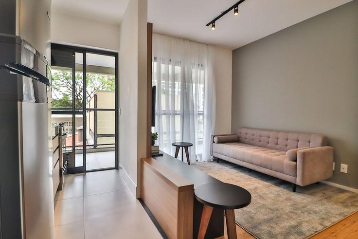 Building Rua Professor Vahia de Abreu - housi-servicos-digitais-sa - 1609839 adresindeki bir dairede modern mobilyalarla zarif bir şekilde tasarlanmış oturma odası Vila Olímpia, São Paulo