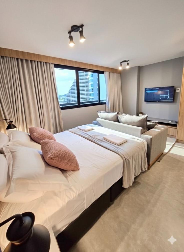 Sala de estar elegantemente projetada com móveis modernos em um apartamento no Building Rua Dukla de Aguiar - housi-servicos-digitais-sa - 1604603 em Santa Helena, Vitória
