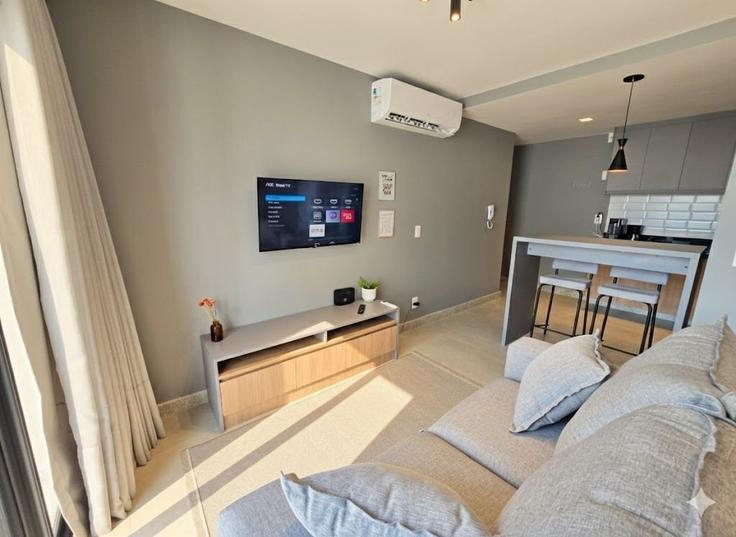 Sala de estar elegantemente projetada com móveis modernos em um apartamento no Building Rua Dukla de Aguiar - housi-servicos-digitais-sa - 1604625 em Santa Helena, Vitória