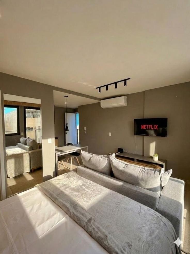 Sala de estar elegantemente projetada com móveis modernos em um apartamento no Building Rua Dukla de Aguiar - housi-servicos-digitais-sa - 1604674 em Santa Helena, Vitória