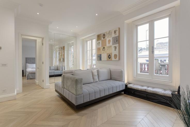 Elegant gestaltetes Wohnzimmer mit moderner Einrichtung in einer Wohnung im Building Courtfield Road - houst - 1031718 - LON in Royal Borough of Kensington and Chelsea, London