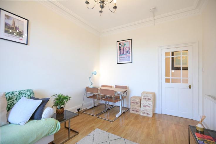 Building Albert Street - houst - 1244202 - LON adresindeki bir dairede modern mobilyalarla zarif bir şekilde tasarlanmış oturma odası Leith Central, Edinburgh Building Albert Street - houst - 1244202 - LON adresindeki bir dairede modern mobilyalarla zarif bir şekilde tasarlanmış oturma odası Leith Central, Edinburgh