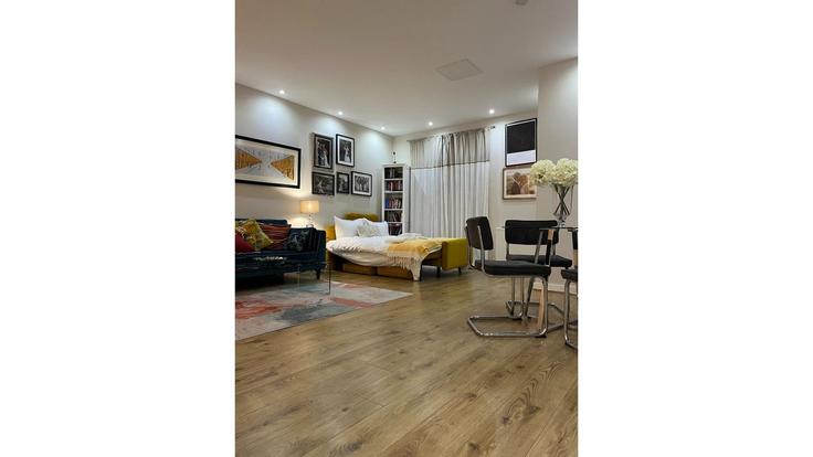 Sala de estar elegantemente projetada com móveis modernos em um apartamento no Building Gibson Road - houst - 1033338 em London Borough of Lambeth, London