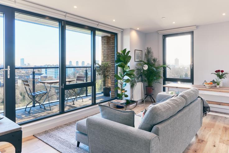Sala de estar elegantemente projetada com móveis modernos em um apartamento no Building Palmers Road - houst - 1033510 - LON em London Borough of Tower Hamlets, London