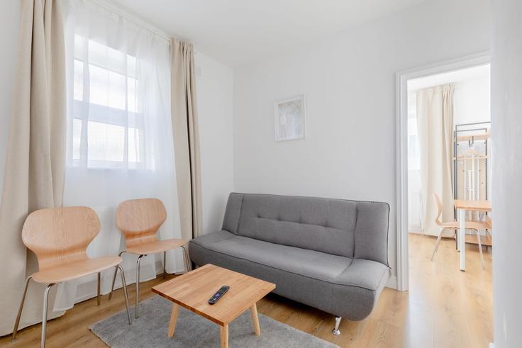 Elegante sala de estar con mobiliario moderno en un apartamento en Building Bingley Road - houst - 1243960 - LON en London Borough of Newham, London Elegante sala de estar con mobiliario moderno en un apartamento en Building Bingley Road - houst - 1243960 - LON en London Borough of Newham, London