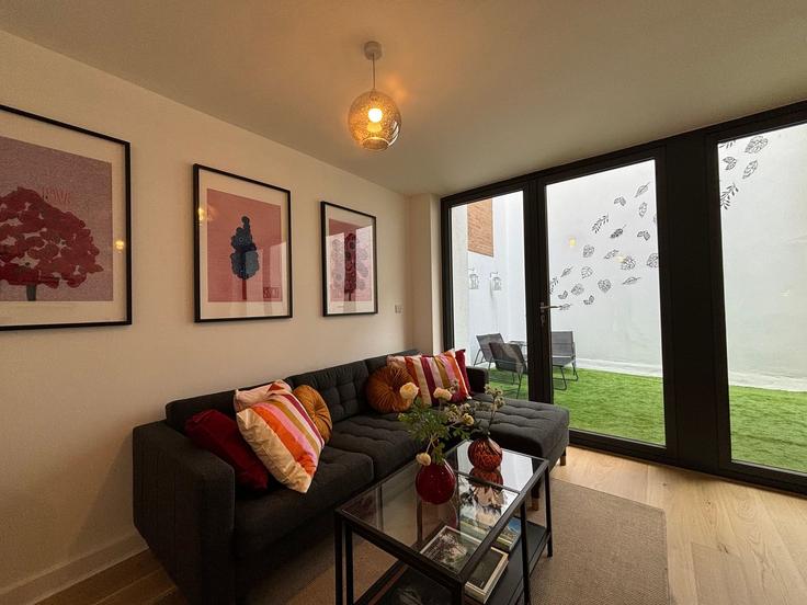 London London Borough of HackneyのBuilding Boundary Street - houst - 1034408 - LONのアパートメントにある、モダンな家具を備えたエレガントなデザインのリビングルーム