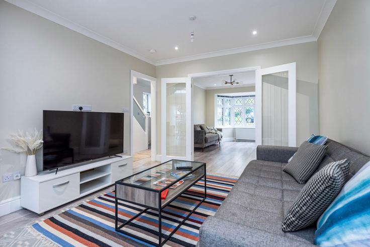 Salle de séjour élégante avec mobilier moderne dans un appartement à Building Cardinal Avenue - houst - 1034464 - LON à London Borough of Merton, Morden