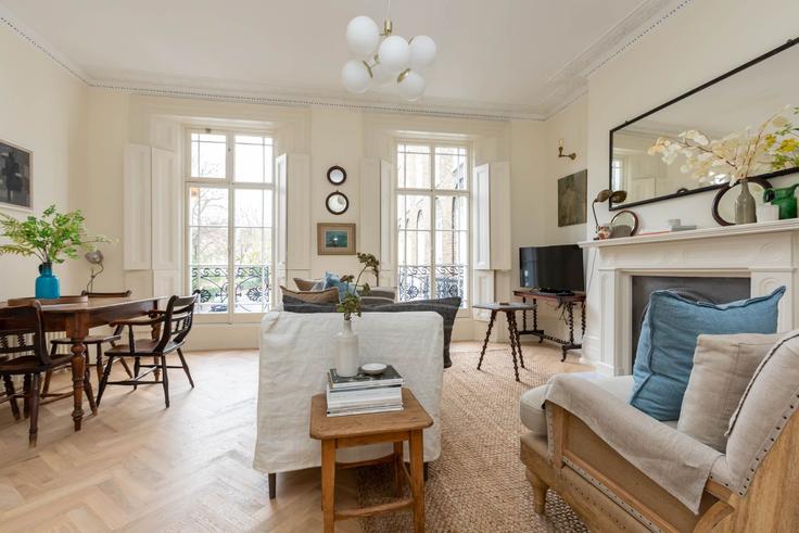 London London Borough of IslingtonのBuilding Myddelton Square - houst - 1033231のアパートメントにある、モダンな家具を備えたエレガントなデザインのリビングルーム London London Borough of IslingtonのBuilding Myddelton Square - houst - 1033231のアパートメントにある、モダンな家具を備えたエレガントなデザインのリビングルーム