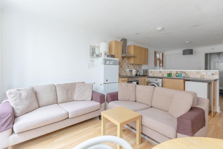 Elegante sala de estar con mobiliario moderno en un apartamento en Building Coldharbour Lane - houst - 1033474 - LON en London Borough of Lambeth, London