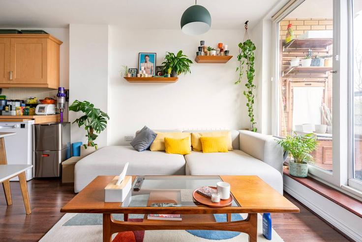 Elegante sala de estar con mobiliario moderno en un apartamento en Building Marcon Place - houst - 1033534 - LON en London Borough of Hackney, London