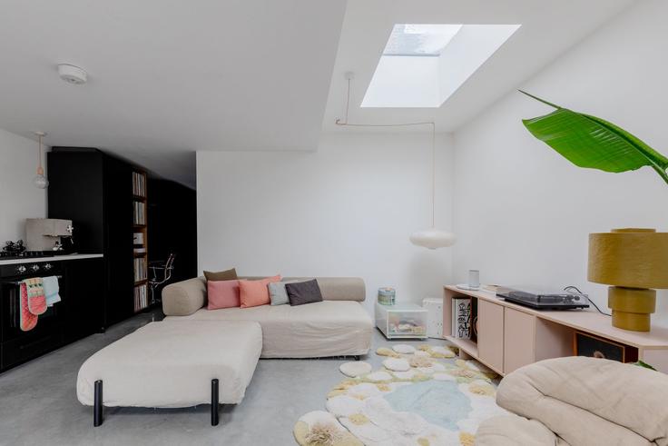 Salle de séjour élégante avec mobilier moderne dans un appartement à Building Chatsworth Road - houst - 1243975 - LON à London Borough of Hackney, London