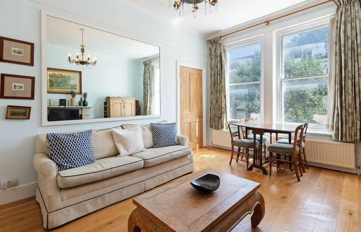 Sala de estar elegantemente projetada com móveis modernos em um apartamento no Building Penywern Road - houst - 1033251 - LON em Royal Borough of Kensington and Chelsea, London Sala de estar elegantemente projetada com móveis modernos em um apartamento no Building Penywern Road - houst - 1033251 - LON em Royal Borough of Kensington and Chelsea, London