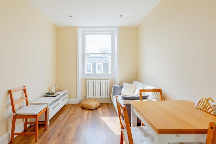 Royal Borough of Kensington and Chelsea, London에 위치한 Building Finborough Road - houst - 1244184 - LON 아파트의 세련된 인테리어가 돋보이는 거실