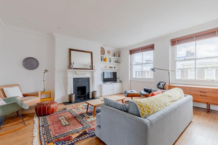 Salle de séjour élégante avec mobilier moderne dans un appartement à Building Gloucester Avenue - houst - 1243986 - LON à London Borough of Camden, London