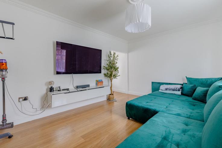 Elegante sala de estar con mobiliario moderno en un apartamento en Building 138 Grange Park Rd - houst - 1244194 - LON en London Borough of Waltham Forest, London