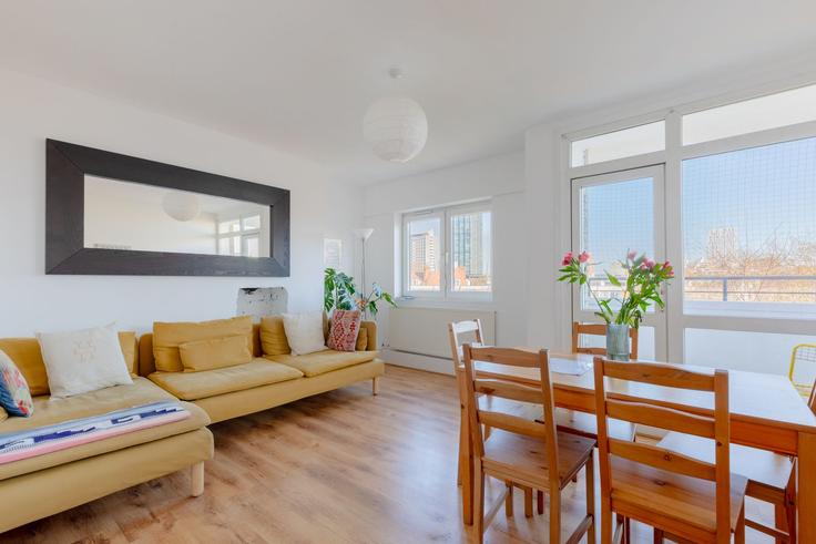 Salle de séjour élégante avec mobilier moderne dans un appartement à Building Percival Street - houst - 1243959 - LON à London Borough of Islington, London