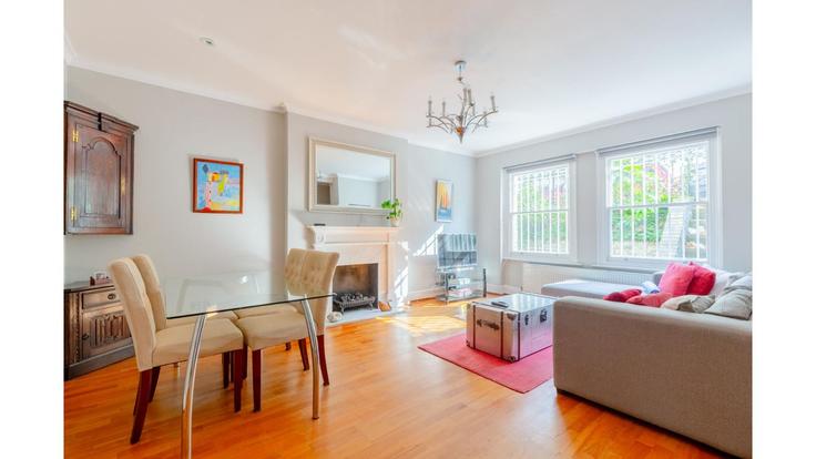 Sala de estar elegantemente projetada com móveis modernos em um apartamento no Building Gwendwr Road - houst - 1034417 - LON em London Borough of Hammersmith and Fulham, London Sala de estar elegantemente projetada com móveis modernos em um apartamento no Building Gwendwr Road - houst - 1034417 - LON em London Borough of Hammersmith and Fulham, London