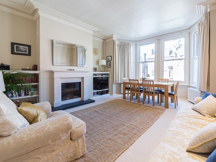 Building Netherhall Gardens - houst - 1033317 - LON adresindeki bir dairede modern mobilyalarla zarif bir şekilde tasarlanmış oturma odası London Borough of Camden, London