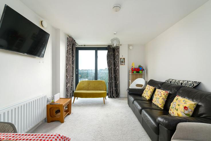 Building Kenton Road - houst - 1244149 - LON adresindeki bir dairede modern mobilyalarla zarif bir şekilde tasarlanmış oturma odası London Borough of Brent, Harrow