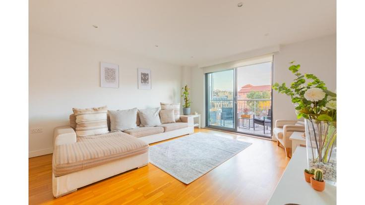 Elegant gestaltetes Wohnzimmer mit moderner Einrichtung in einer Wohnung im Building Lant Street - houst - 1243970 - LON in London Borough of Southwark, London Elegant gestaltetes Wohnzimmer mit moderner Einrichtung in einer Wohnung im Building Lant Street - houst - 1243970 - LON in London Borough of Southwark, London