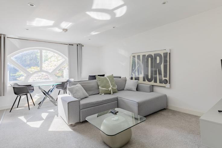 Sala de estar elegantemente projetada com móveis modernos em um apartamento no Building 2 - houst - 1244196 - LON em London Borough of Southwark, London