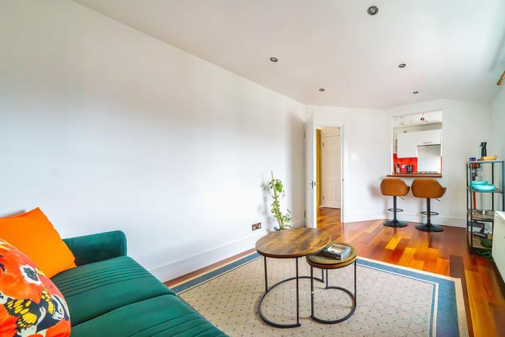 Sala de estar elegantemente projetada com móveis modernos em um apartamento no Building 37C Oaklands Grove - houst - 1244080 - LON em London Borough of Hammersmith and Fulham, London